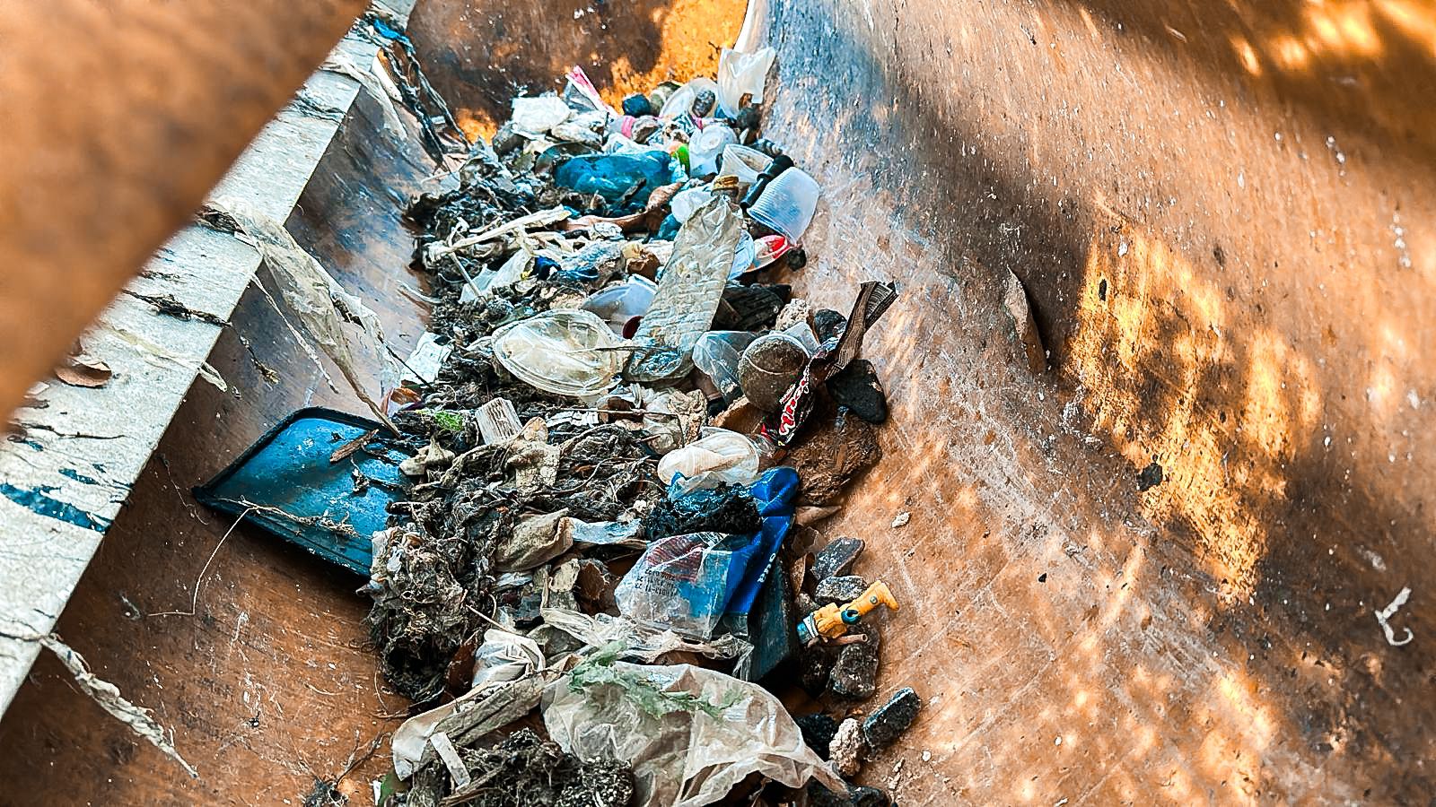 Vilão do esgoto e do meio ambiente: entenda os impactos que o lixo causa no sistema de esgotamento sanitário