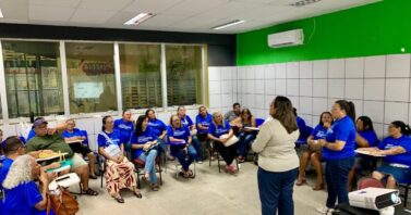 Como o diálogo com as comunidades contribui para o avanço da adesão à rede de esgoto